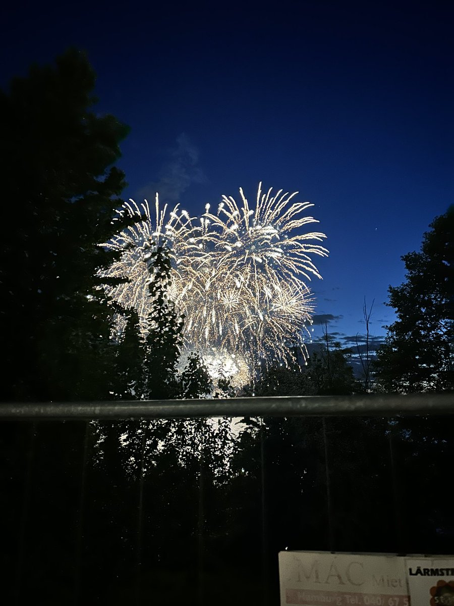 devnte's tweet image. Very pleasant surprise that our last night in Hamburg would also include a fireworks show