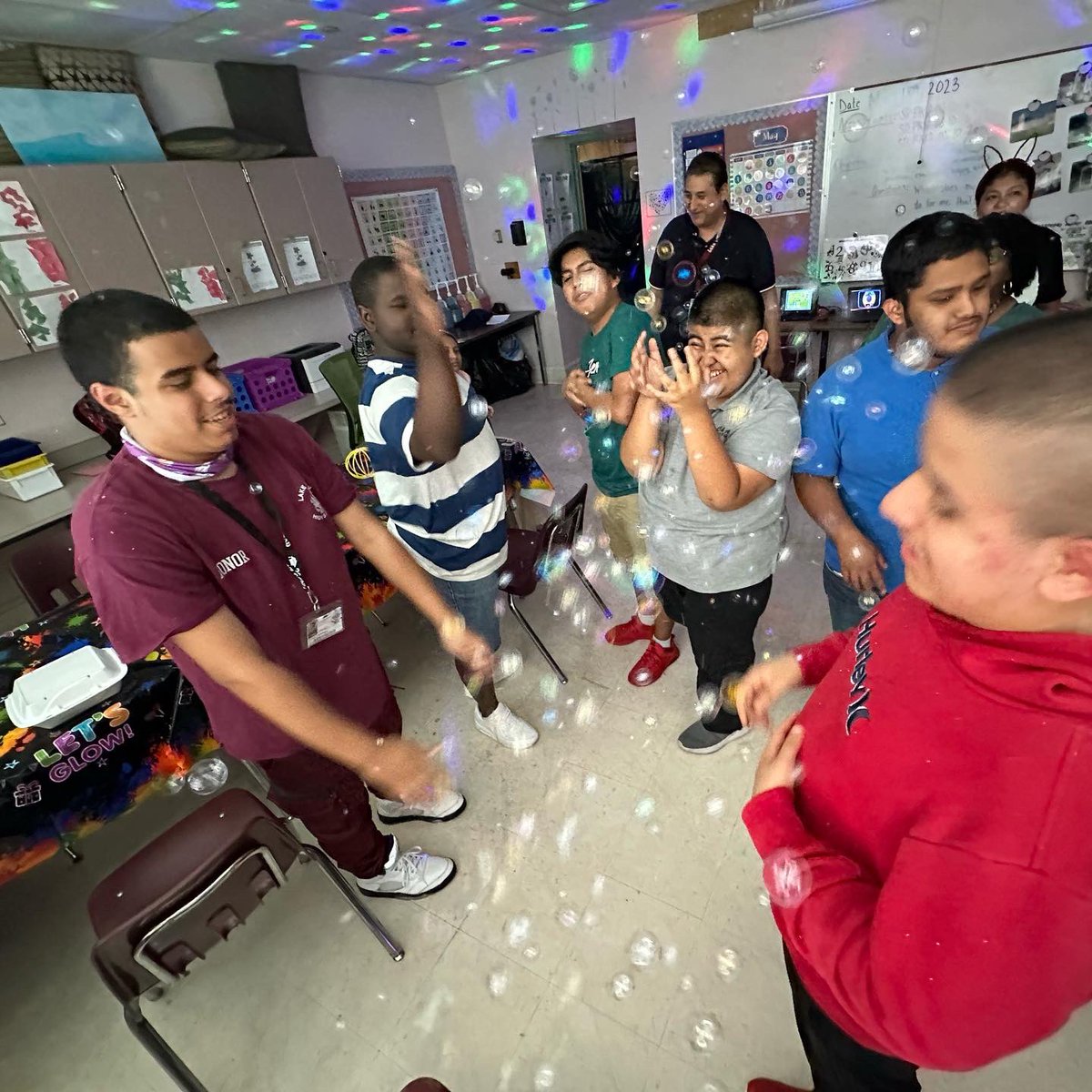 Miss_Foti's tweet photo. Thank you @KahtiaHall for visiting us today and joining in on our Glow Dance Party! 🌟

@WPTV @LWCHSTrojans @pbcsd https://t.co/tRwXyxroSP