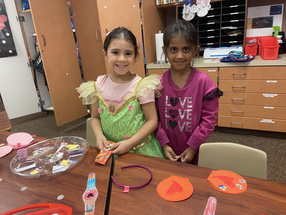 MrsJonesClass1's tweet photo. Best day yet - Disney Day! We made magic bands, ears and went on a virtual field trip to the Happiest Place on Earth! #ilovesse #katypk #makingschoolfun https://t.co/NKZcGR7iHO