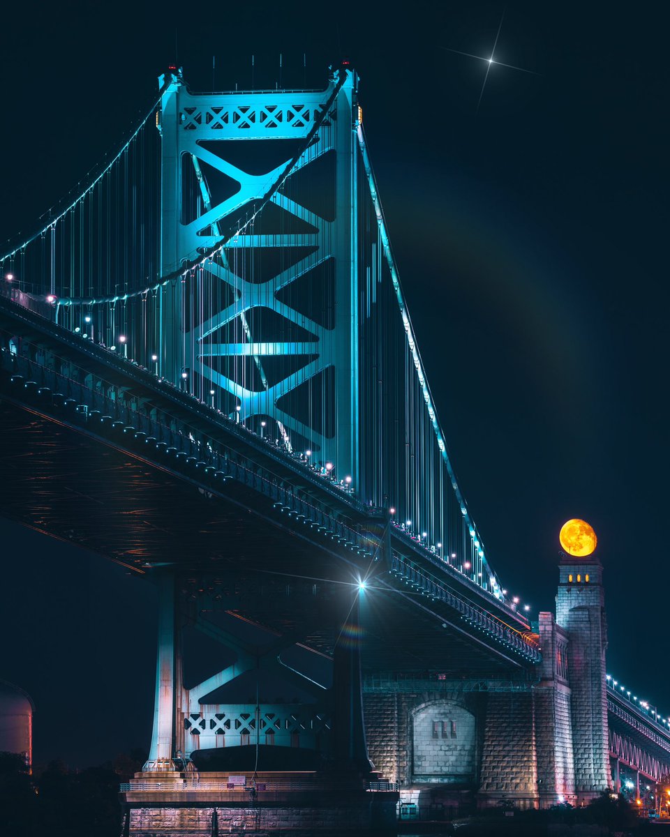 RawDyl_'s tweet photo. Blood moon rising over the Ben Franklin Bridge. https://t.co/kiq0LAeBEL