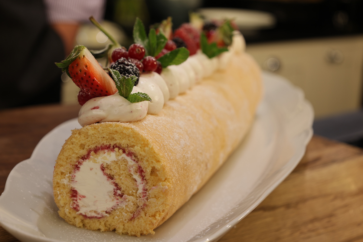 sat_jamesmartin's tweet photo. Get set for sunny days with this beloved dessert, Swiss Roll with Summer Berries. Swiss Roll has less flour than a regular cake, around half. That is the key to its success! 👉 https://t.co/GL1U9rFK1j https://t.co/MUNXVZGScL