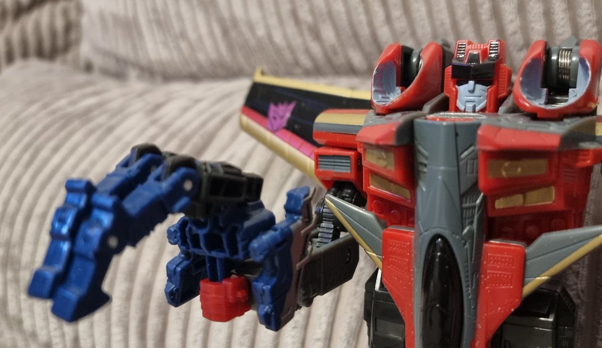Blowpipe

A Japanese store exclusive linked to Arms Micron, Takara's version of Prime. The first ressurection of Blowpipe is a bit of a head scratcher. The mould is very specific for working with Heavytread and doesn't really work as a single figure.

#transformers