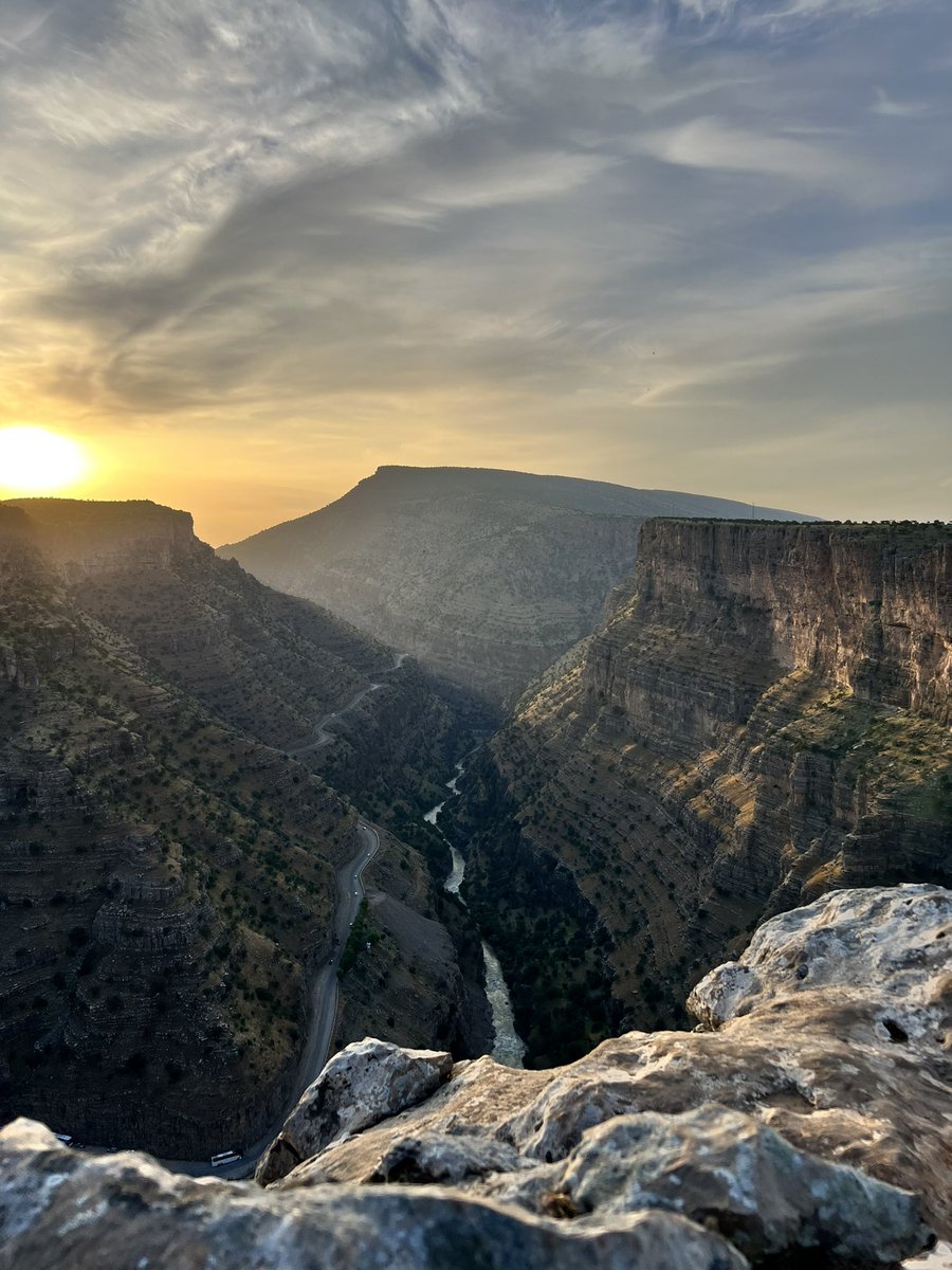 aram41's tweet photo. Lost in the breathtaking hues of nature's canvas, witnessing the #sunset cascade over the mesmerizing valley below. A moment of serene reflection from the mountaintop. #NatureBeauty #ValleyViews #SunsetMagic #Iraq #Kurdistan #Erbil https://t.co/fNCgr5CjLc