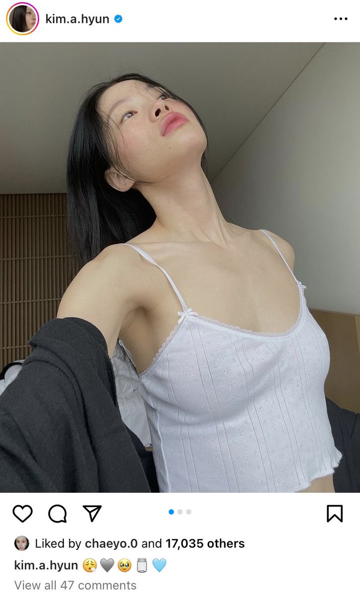 ChaeyoungWorld's tweet photo. 230520 — 💡

- قامت تشايونق بـالإعجاب والتعليق على تحديث صديقتها الفنانة @/kim.a.hyun عبر الإنستقرام :
" جميلة🤍 "
قامت بـالرد على نفسها :
" هو ( تعليقها ) في المكان الأول في التعليقات "
( الترجمة ليست صحيحة %100 )

-U
#채영 #チェヨン #CHAEYOUNG 
@JYPETWICE https://t.co/7ZQlKffqRn