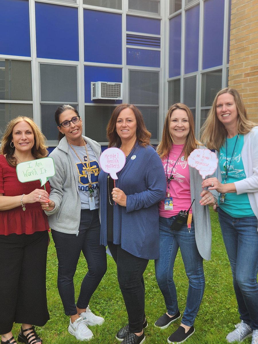 CounselorMissG's tweet photo. May Is Mental Health Awareness Month ❤️ CHS Recognizes Mental Health Matters 🧠 #MentalHealthFair #CounselorsCare #SelfCare #CopingStrategies #MHResources #MHHotlines #Aromatherapy #Yoga #Journaling #Positivity #TherapyDog #Gratitude #MHApps https://t.co/RQFKtgsmt8