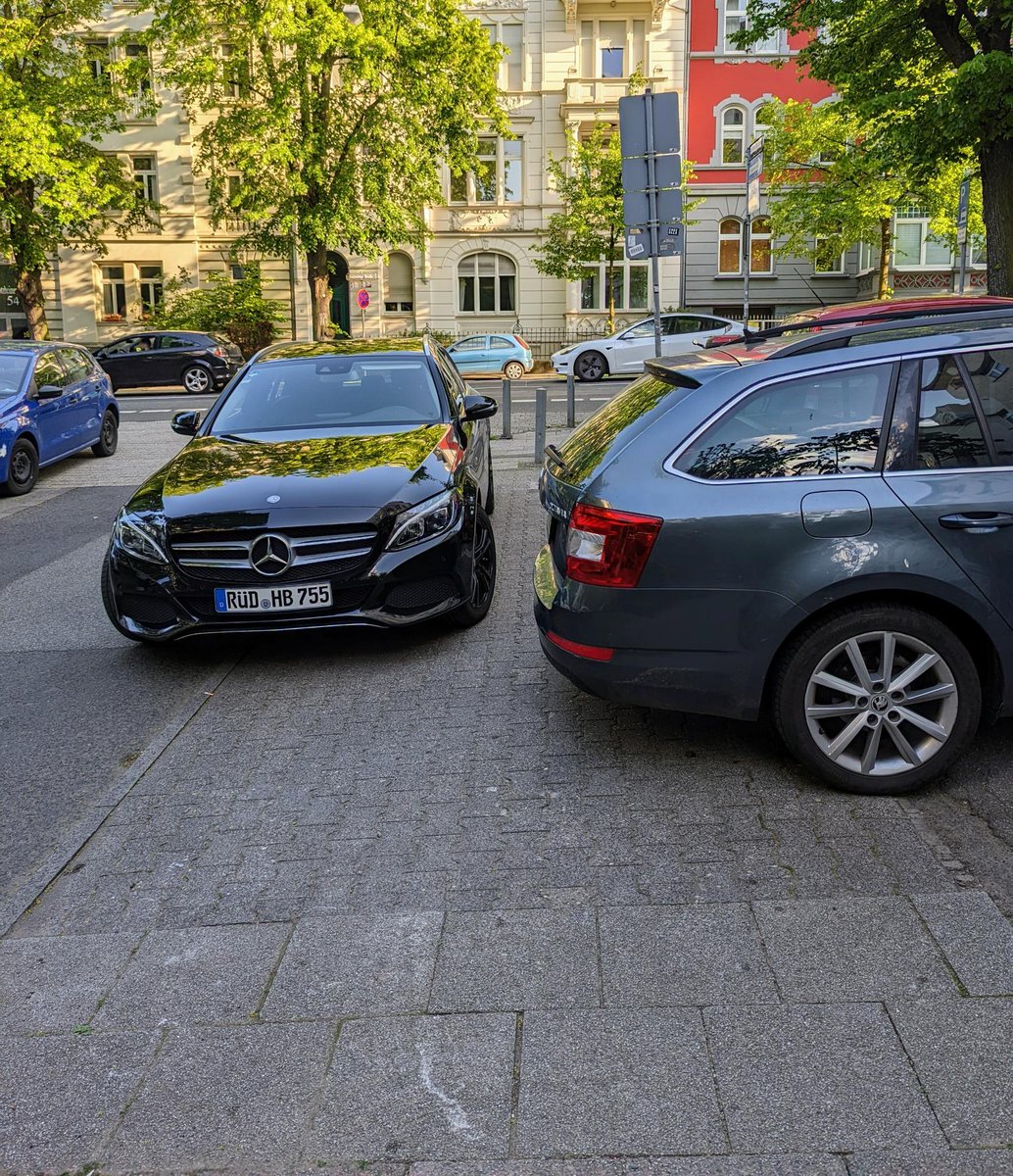 heimann_zerner's tweet photo. Gehwege in #Wiesbaden weiterhin oftmals unbenutzbar! Kümmert hier keinen, Fußgänger sollen sich halt auch ein Auto kaufen und Rollstuhlfahrer könnten doch einfach zu Hause bleiben...🙄🤮
#Autodiktatur #Verkehrswende #RunterVomGehweg https://t.co/iwHd53g76A