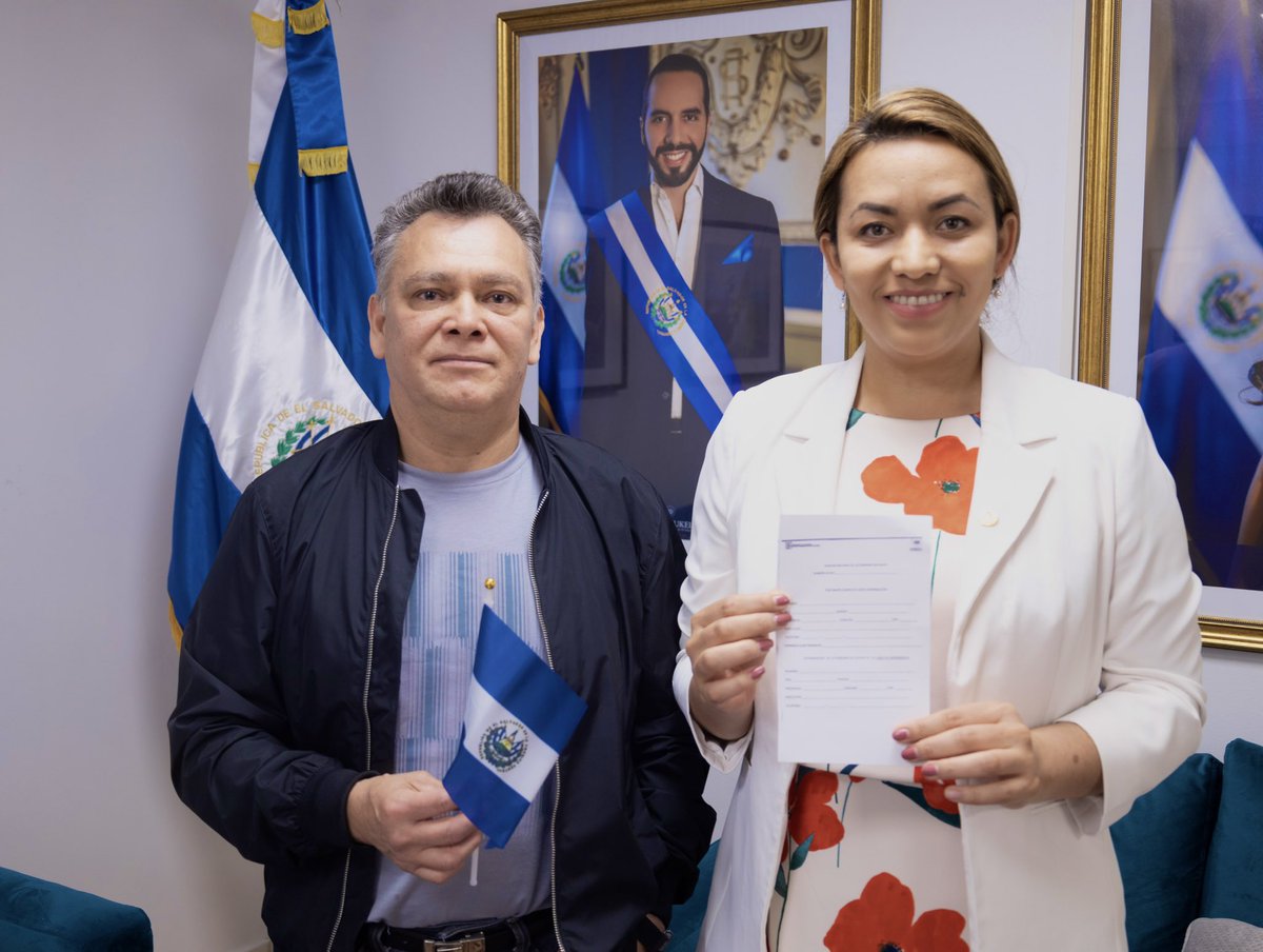 PattyNGodinez's tweet photo. Primer día de emisión de #DUIS en nuestra @EESAenSuecia. 

La delegada del @rnpn_sv estará en nuestra Embajada mañana sábado 20 y domingo 21 de mayo emitiendo DUIS. 

Bienvenidos a visitarnos de 9.00-17.00 y sacar su DUI durante estas fechas en la Embajada. https://t.co/NvoUkULHoh