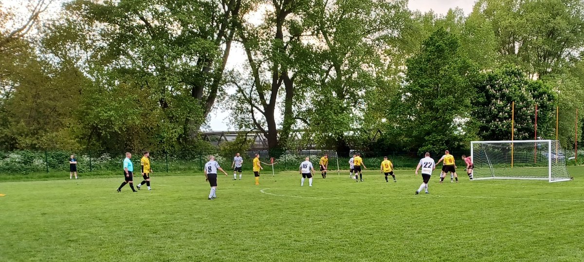 higgs340's tweet photo. @hujfchornets  Super night's footie at the Arena for our Senior Soccer + Vets. Although score lines don't reflect how well all teams played with skill, commitment effort, teamwork etc! Wins for Beer &amp; Scrapyards. Thanks Brad &amp; Kev our refs. 🤞on injuries⚽️🐝 https://t.co/Yy4NVJX8aT