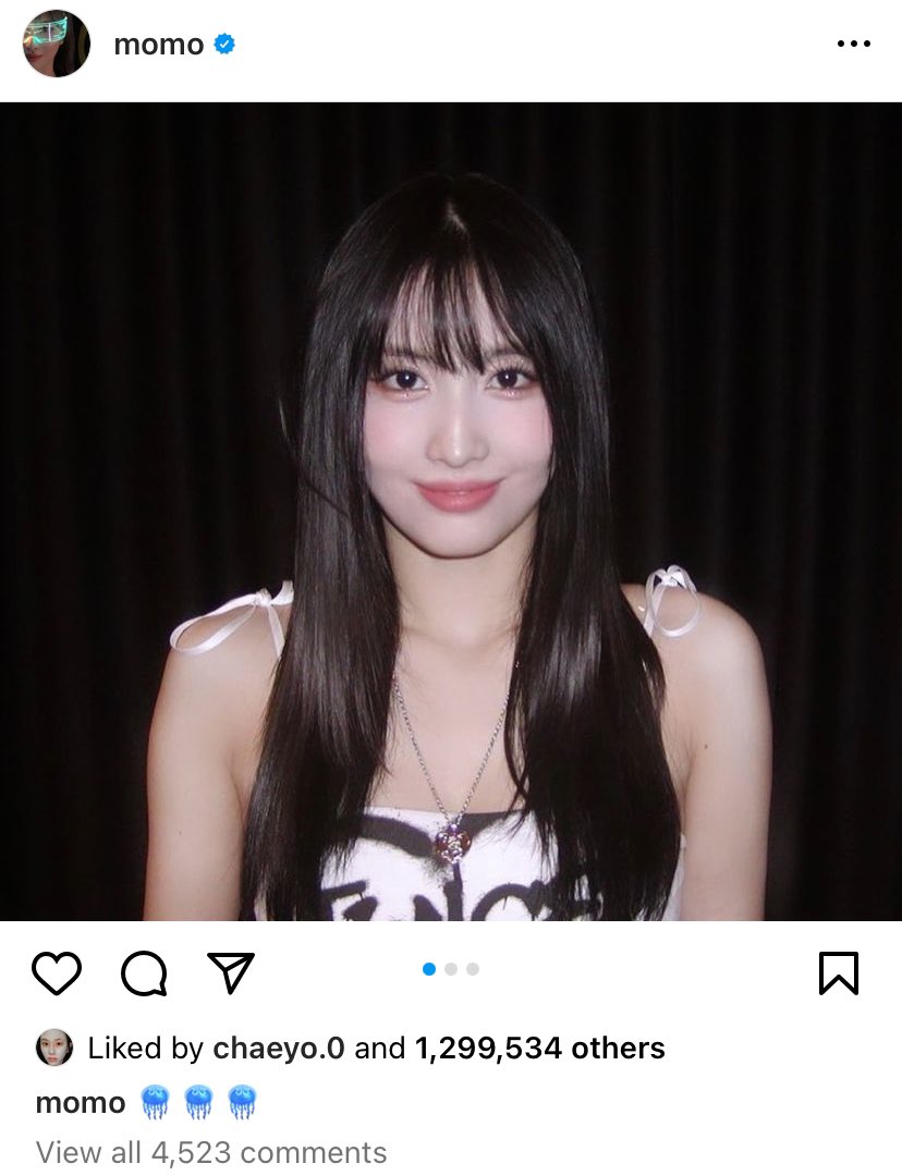 ChaeyoungWorld's tweet photo. 230520 — 💡

- قامت مومو بـذكر تشايونق في إحدى تعليقاتها على تحديثاتها :
" @/chaeyo.0 التقطتهم ( الصور ) لي♥️ "
كما قامت تشايونق بـالإعجاب والتعليق على التحديث نفسه :
" جميلة💎 " 
( ترجمة تعليق تشايونق ليس صحيح %100 )

-U
#채영 #チェヨン #CHAEYOUNG 
@JYPETWICE https://t.co/CN7ZFXg3Qt