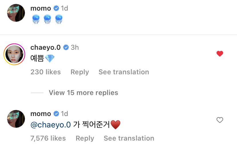 ChaeyoungWorld's tweet photo. 230520 — 💡

- قامت مومو بـذكر تشايونق في إحدى تعليقاتها على تحديثاتها :
" @/chaeyo.0 التقطتهم ( الصور ) لي♥️ "
كما قامت تشايونق بـالإعجاب والتعليق على التحديث نفسه :
" جميلة💎 " 
( ترجمة تعليق تشايونق ليس صحيح %100 )

-U
#채영 #チェヨン #CHAEYOUNG 
@JYPETWICE https://t.co/CN7ZFXg3Qt