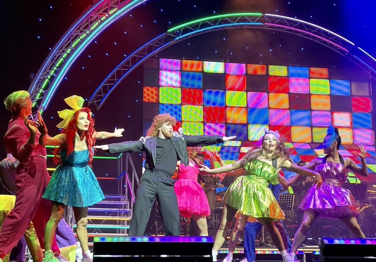 Not only is Dianne Buswell @dbuzz6589 a joy to meet & interested in Home Visit Libraries, she and the whole @SCD_Live_Tour professional put on one heck of a great show!
@LondonPalladium 
#StrictyTour  #StrictlyLive
#StrictlyProfessionals #SCD
#HomeVisitLibraries