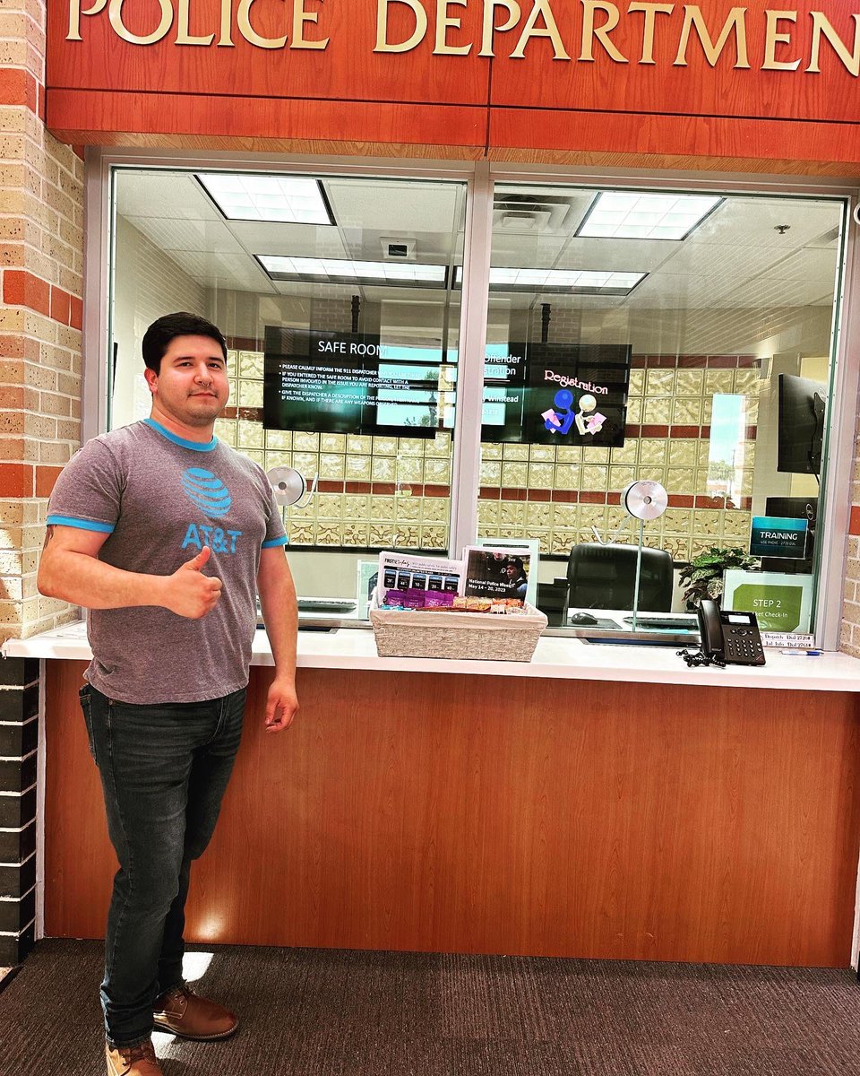 MobilyGR_ATT's tweet photo. Texas City out here giving appreciation to our local Police Departments in Texas City and La Marque. #policeappreciationweek #appreciation #att #Firstnet #mobilyllc #winlocal #backtheblue @CanasofSTX @OcampoSTX https://t.co/xMmEgHjOur