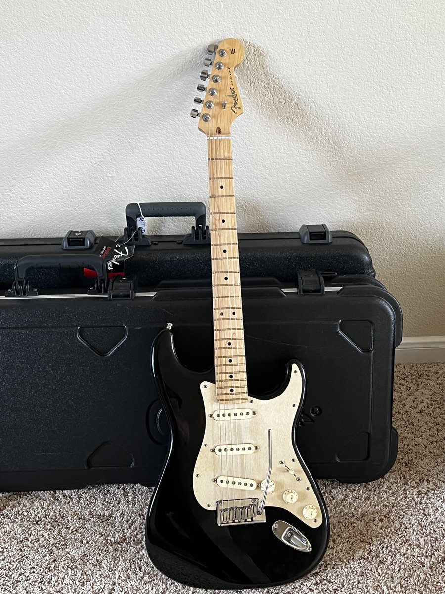 #FenderFriday 

I like my black #strat so much I bought a second case for her. 

Hope everyone has great weekend! 🤘 

#fender #guitar #guitargear #rocknroll