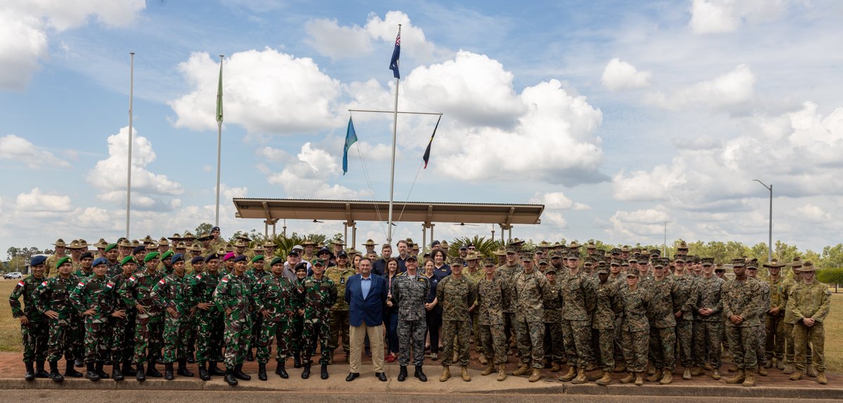 USPACOM's tweet photo. 🇺🇸–🇦🇺–🇮🇩

@PacificMarines, @USPacificFleet, @AustralianArmy &amp; @tni_ad commence exercise #CrocodileResponse.

This trilateral engagement strengthens interoperability &amp; #Readiness to respond to crisis in support of a #FreeAndOpenIndoPacific.

📸: SSgt Scott Smolinski https://t.co/VfiGYy5Pgk