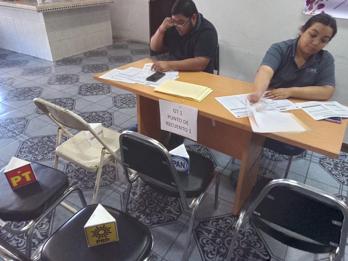 CM_Frontera's tweet photo. El dia de hoy llavamos a cabo nuestro segundo simulacro de cómputos, en donde realizamos la captura de actas proyectadas para recuento, así como las enviadas para cotejo en el Pleno de nuestro órgano electoral. #PEL2023 https://t.co/qtmUG5vG9M