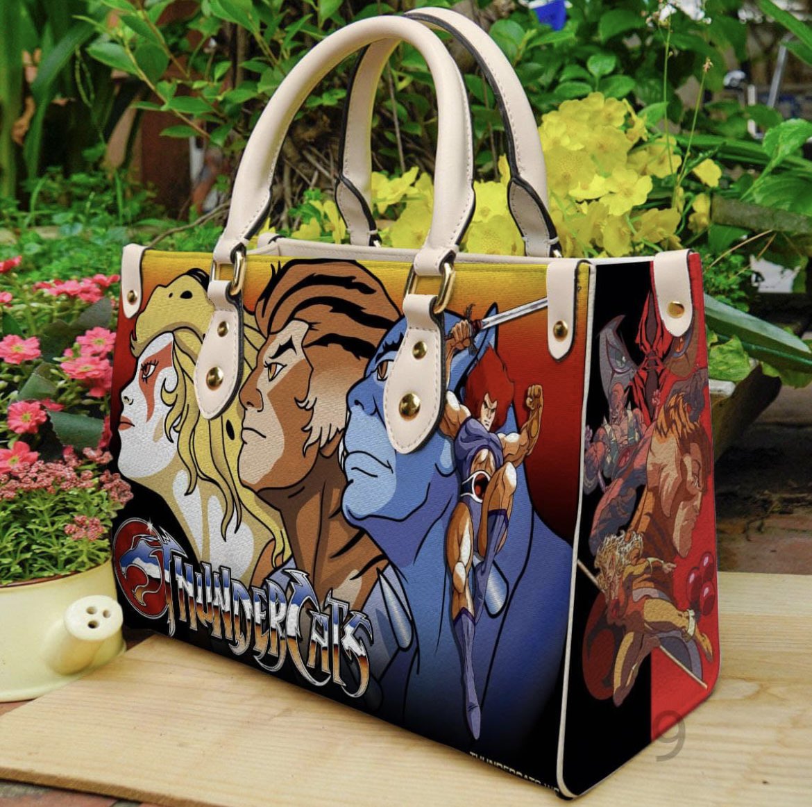 What a kool looking Bag  love it. Where can i get it? #thundercats