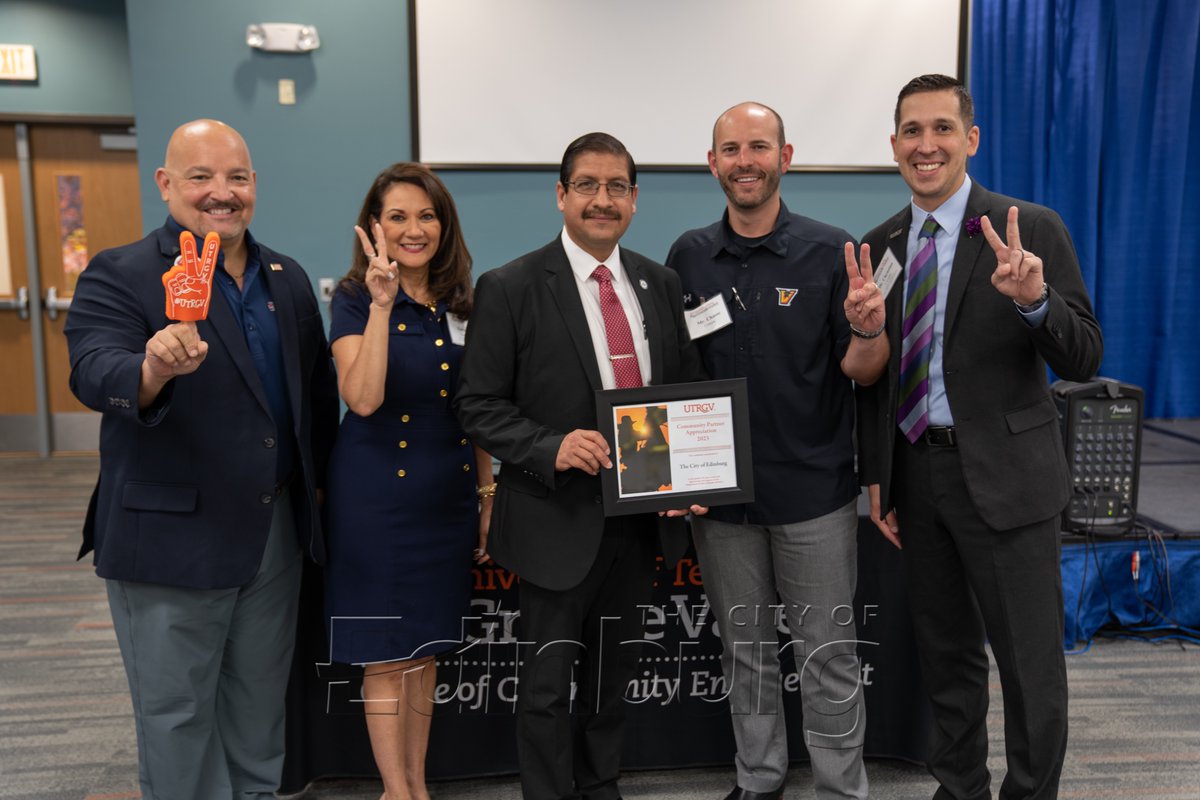 cityofedinburg's tweet photo. V's up!✌️The City of Edinburg is proud to announce its recognition by UTRGV for its exceptional contributions as a community engagement partner. Thank you for the recognition and we are so excited to continue collaborating on amazing projects! 🧡🤝 #EdinburgProud #UTRGV https://t.co/GMjCgTFpzY