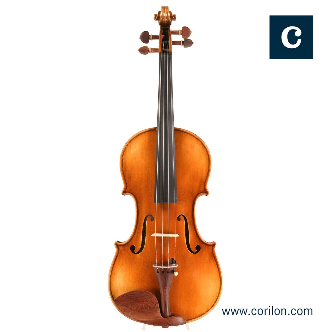 Corilonviolins's tweet photo. Violin Opus 12套装来自我们琴行的“CV Selectio”精选系列，CV精选系列的每一把小提琴都是由与我们琴行合作的专业独奏者推荐。这把Violin Opus 12对于预算不高，同时对于乐器的专业表现以及声音有要求的演奏者准备，价格为7920元。

更多的详情请点击官网：https://t.co/f0GokgBrBA

#corilonviolins https://t.co/W78Yh7zTKC