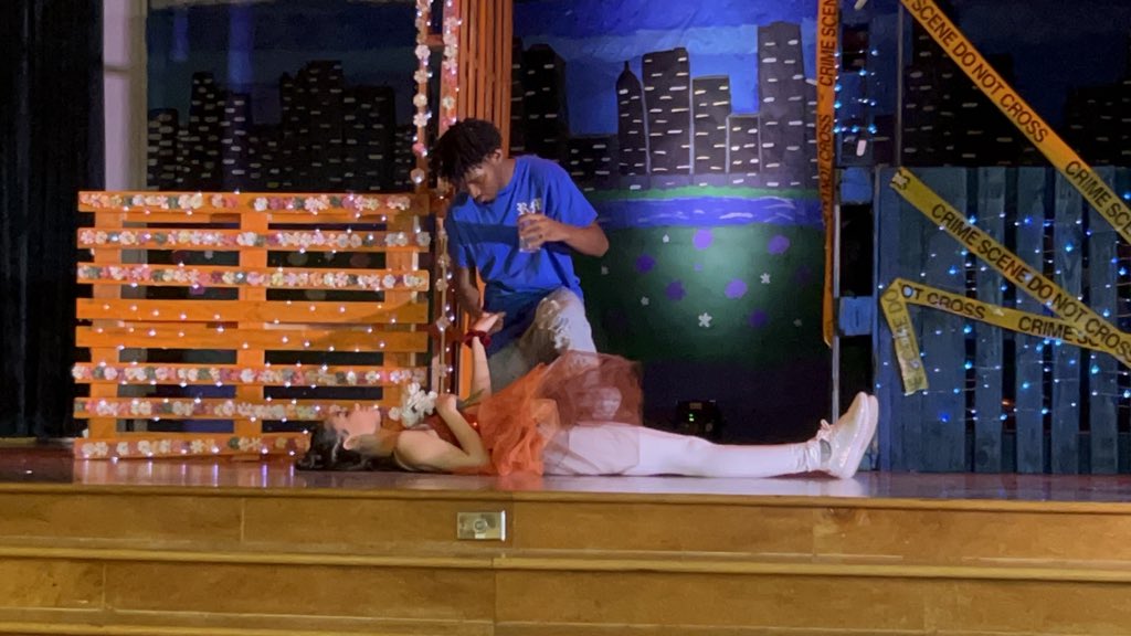 HS_Ahead_HISD's tweet photo. The HSAA Fine Arts students presented a superb showcase of talent today with their modern version of Romeo and Juliet. @jJohnFlowers @MistahCarter_ @MsLyndersay @HISDFineArt https://t.co/dlw4ASrRw4