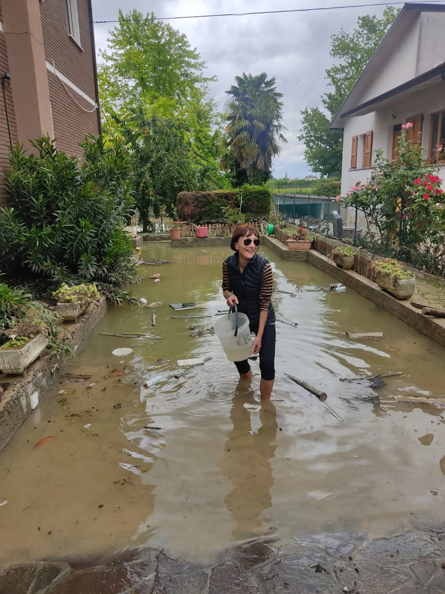 Dimalavolti's tweet photo. In attesa del soccorso, il giorno dopo  #AlluvioneRomagna  #propagandalive Grazie🧡 #propagandaromagna https://t.co/EiSy2Agd0L