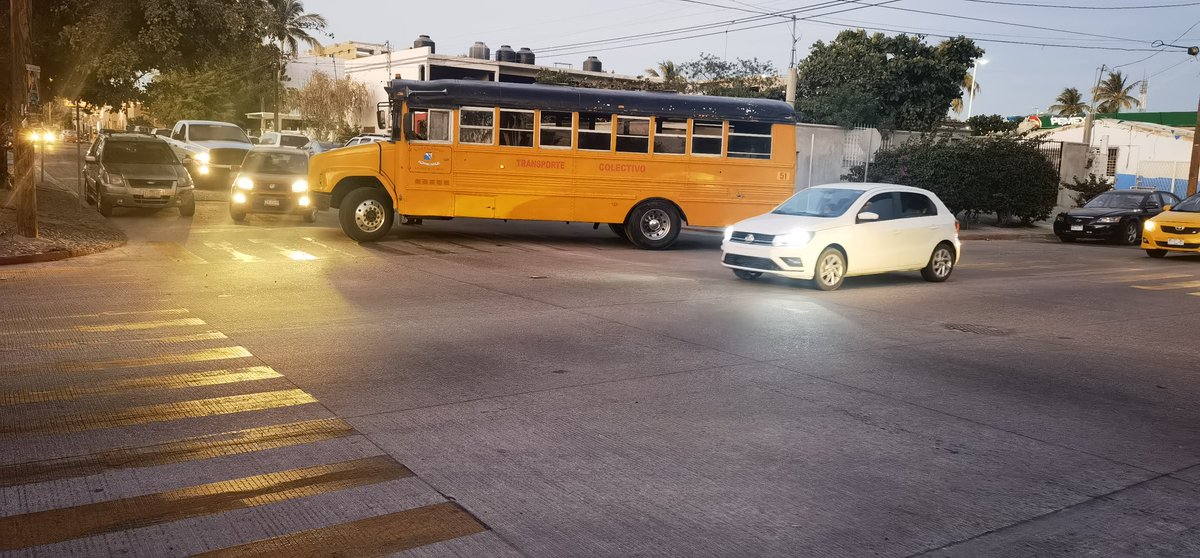 TraficoBCS's tweet photo. ¿Y alguien supo qué le pasó al camión que estaba entorpeciendo la pasada por ahí en el CBTIS-62? #LaPazBCS #LaPazMexico #LaPazMX https://t.co/kMtCVF2o38