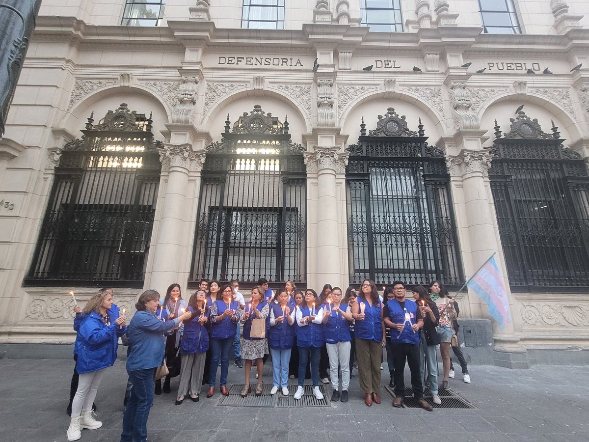 Ugolotti's tweet photo. Mientras el señor J. Gutierrez juramenta en el @congresoperu como Defensor tras un proceso de elección irregular e ilegítimo, en contra de la Ley Orgánica de la @Defensoria_Peru sus trabajadores hacen una vigilia en las afueras de la institución.

La Defensoría se defiende. https://t.co/2HJNMcd7Jk
