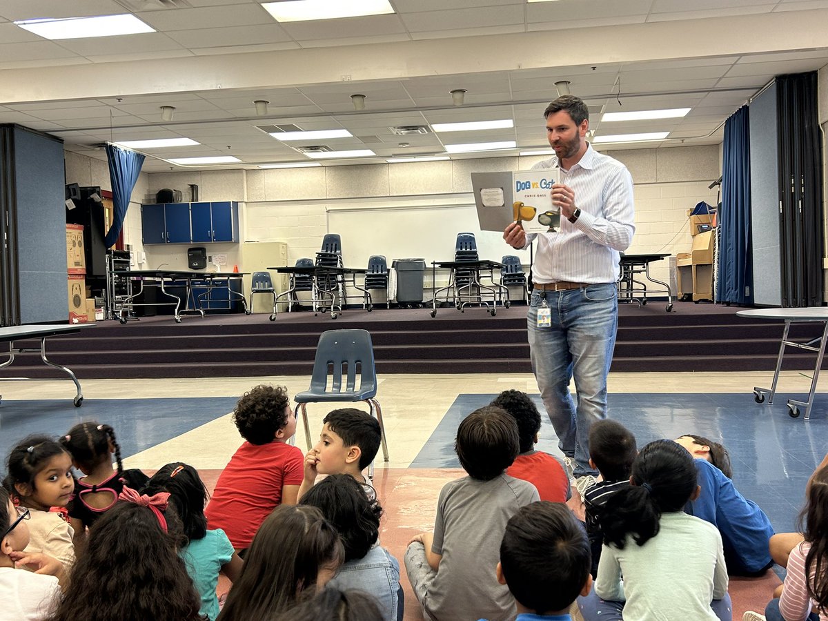 MrsWeiseABC's tweet photo. G is for Guest Reader….Mr. Kopacz! #bestassistantprincipal #FHHighlights @MsRuttenbergFH @MrsSitlerFHES https://t.co/J3Qb1eHlPi