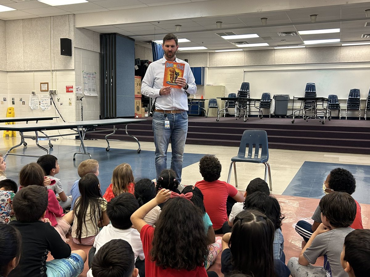 MrsWeiseABC's tweet photo. G is for Guest Reader….Mr. Kopacz! #bestassistantprincipal #FHHighlights @MsRuttenbergFH @MrsSitlerFHES https://t.co/J3Qb1eHlPi