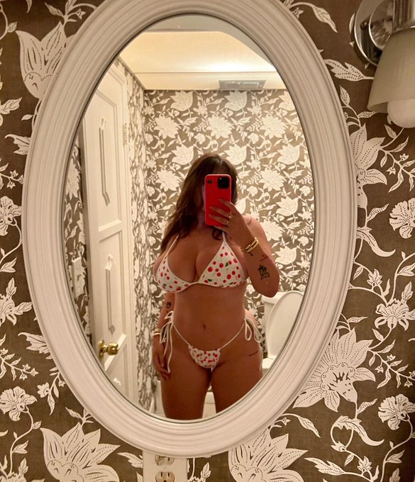 1 pic. Which bikini ? https://t.co/usTaPHWvT1