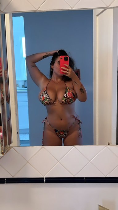 2 pic. Which bikini ? https://t.co/usTaPHWvT1