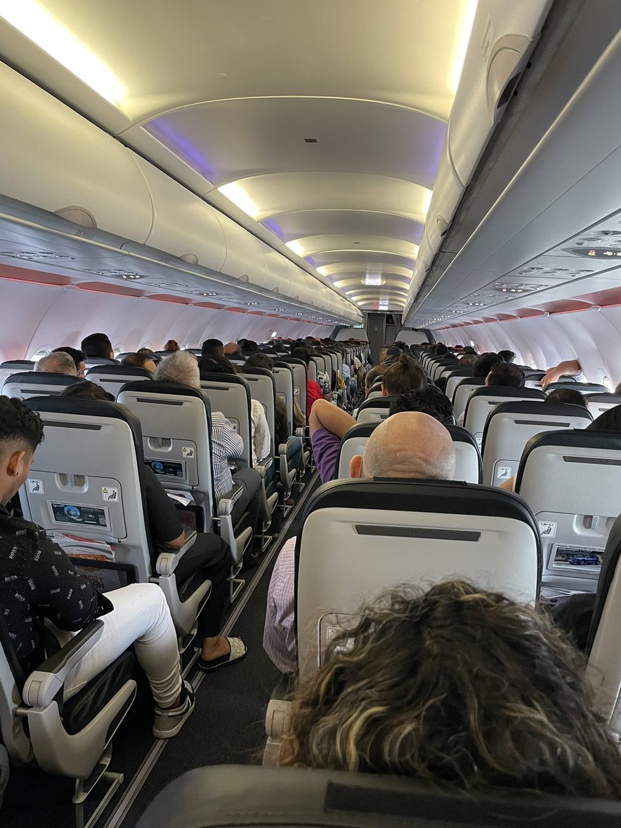 endocrinorosero's tweet photo. Y así, sin mas nos toco a la fuerza acostumbrarnos 🙁 Pasamos de una aerolínea extremadamente cómoda con sillas amplias, entretenimiento individual, y bebidas de cortesia, donde viajar era una experiencia desde la misma planeación ( recuerdo sentir alegria de poder ver series en sus pantallas y la emoción de mi hijo por ver tv en vuelo )  
Uff los tan esperados ascensos a clase ejecutiva.
Todo eso ahora son recuerdos de buenas  épocas.
Sus tarifas no cambian (costosa), sus vuelos a full (hoy venia hasta un señor sentado en un puesto de auxiliar de vuelo) sillas muy incomodas.
Los puertos de carga  de celular no sirven ….(hoy dos vuelos y en ninguno sirvieron) 
Igual no hay mas opción que resignarnos 🙁
Son las nuevas condiciones.
Como se extraña la vieja @Avianca la de Don German el que siempre ponía la cara. 
Como te extrañamos @AviancaEscucha 😮‍💨

PD. @CopaAirlines si mantiene esos buenos estándares👍