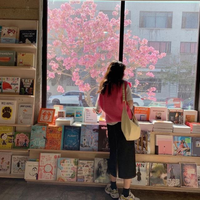 daisymmeadows's tweet photo. GIVEAWAY 📚

I will choose 1 person to receive a book of their choice. Just like, retweet &amp;follow (I do this bc it makes it much easier to reach the winner when they get picked). 

I’ll choose someone on June 2nd…I’ll be doing giveaways like this one throughout this year! https://t.co/n2jeLNx2Tk