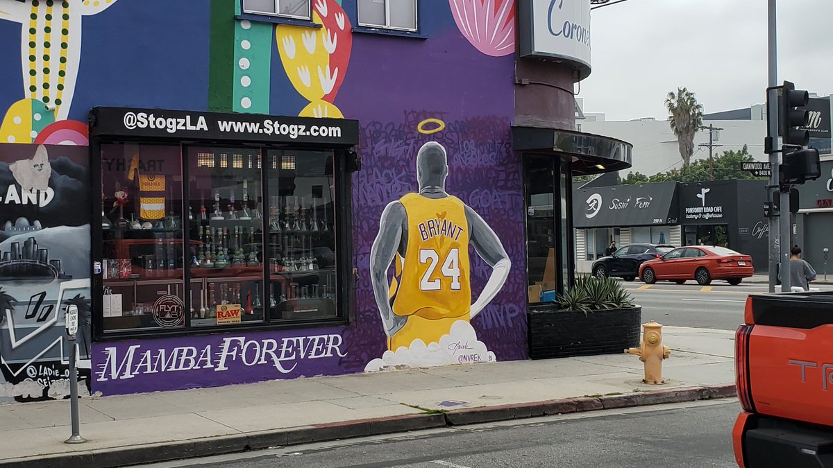 Mamba Mural by <a href="/NVREK/">NAREK 🚀</a> across La Cienega from <a href="/ponsonbyrdcafe/">Ponsonby Road Cafe</a>.
#Lakers #BeverlyGrove