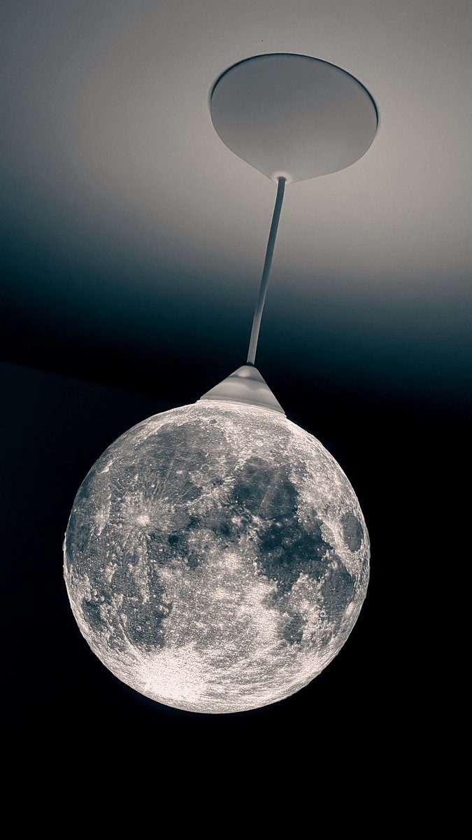 AlanCabral092's tweet photo. moon lamp https://t.co/EJ74iKNBgc