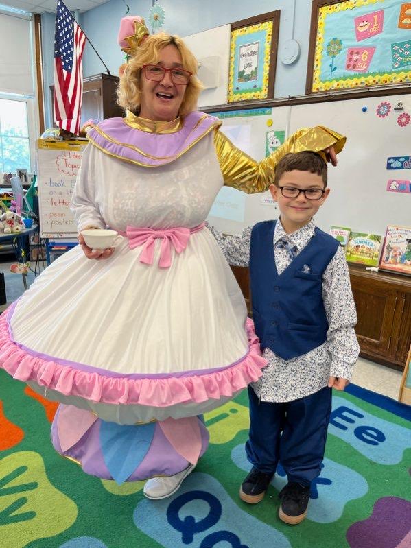 Our favorite teapot visiting DWS for our Afternoon Teas! Fun event! Thank you Bus Driver, Tina for adding to the fun of our day!! ⁦@WeehawkenTSD⁩ ⁦@EricCrespoEDU⁩ ⁦@FAmato53⁩ ⁦@al_orecchio⁩