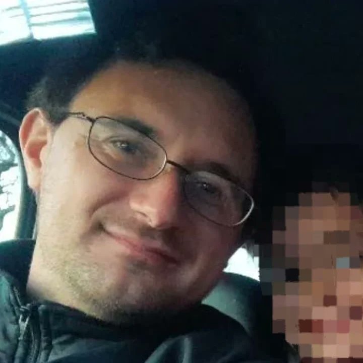 Estoy cansada de verlo hacer su vida normal cuando me cagó la mia, sigo con miedo. Nada va a pagar el daño que me hiciste! Deseo ser escuchada ya que la justicia no hizo nada, me dejó desamparada.
𝘼𝙇𝘼𝙉 𝘼𝙈𝘼𝙍𝙄𝙇𝙇𝙊 𝙑𝙄𝙊𝙇𝘼𝘿𝙊𝙍!!!!!
𝙥𝙤𝙧𝙛𝙖𝙫𝙤𝙧 𝘿𝙄𝙁𝙐𝙉𝘿𝙄𝙍!