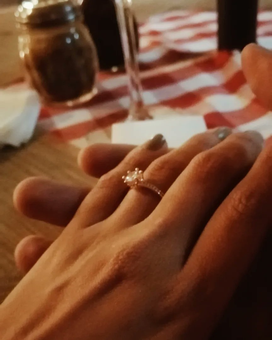 LaFlorts's tweet photo. I SAID YEEEEEES💍👰🏻🤵🏻 ME CASO CON EL AMOR DE MI VIDA♥️♥️♥️♥️ https://t.co/1m4dKIzH5E