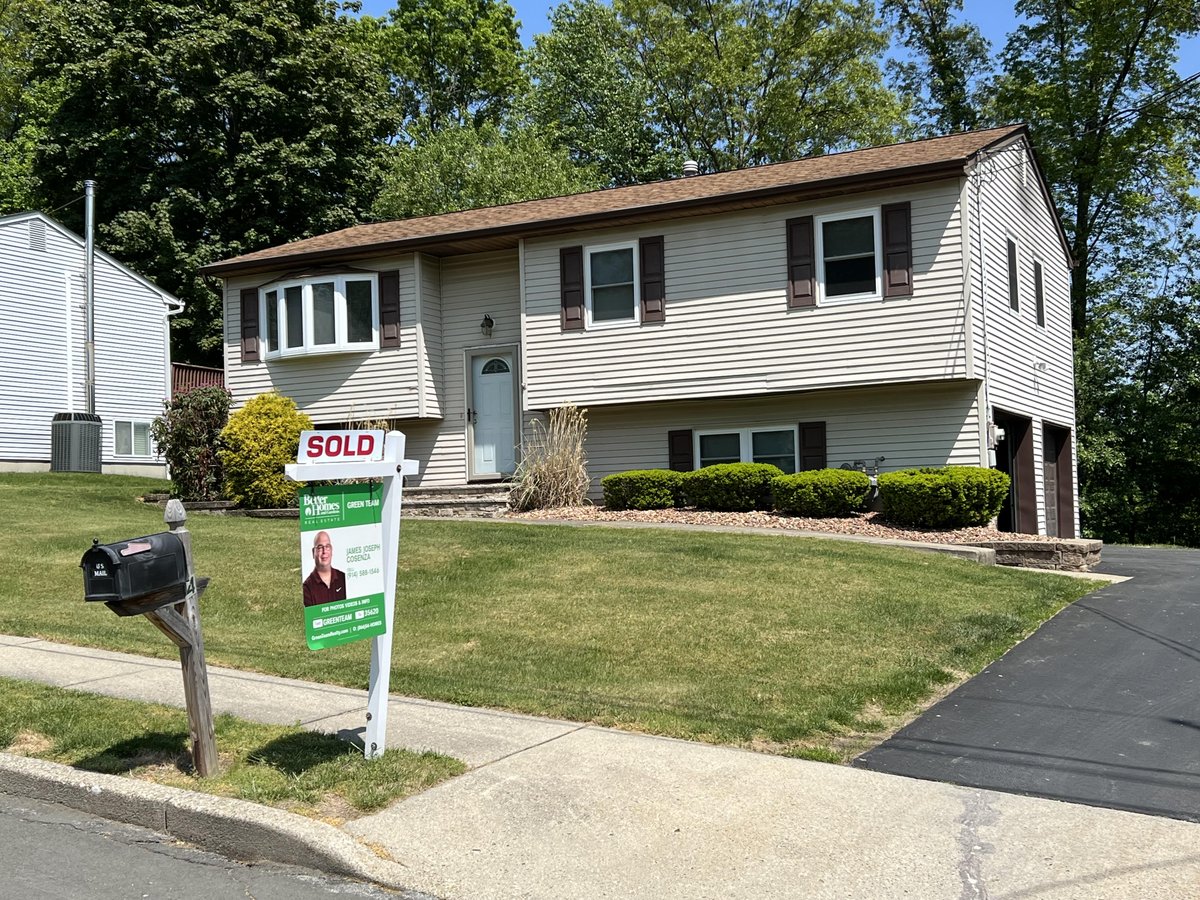 ✨SOLD✨
📍 4 Van Keuren Court Monroe, NY 10950
🏡 Listed by: James Cosenza
💲💲 Sold for: $500,000
tinyurl.com/2j27p6e9
Congratulations to all!!🥳🎉
#bhgregreenteam #expectbetter #soldlisting #soldproperty #sold #soldhome #congratulations #soldhomes #MonroeNY #WarwickNY