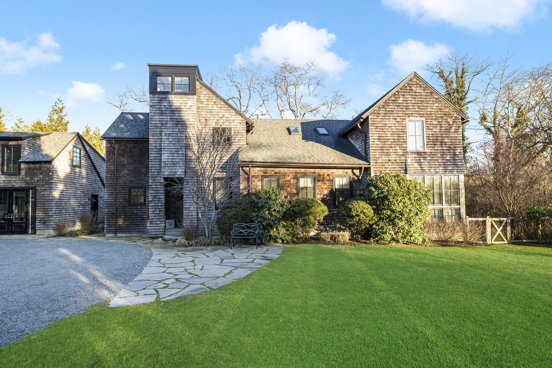 CompassRI's tweet image. Open House May 27th 10-11:30am - Custom home in private location near Ocean Drive / Gooseberry Beach. Open layout, generous outdoor space, roof deck, artist studio, plunge pool, gym. 130 Carroll Ave #NewportRI #OceanDrive #OpenHouse #LuxuryLiving #Beaches
conta.cc/3BFvzaE