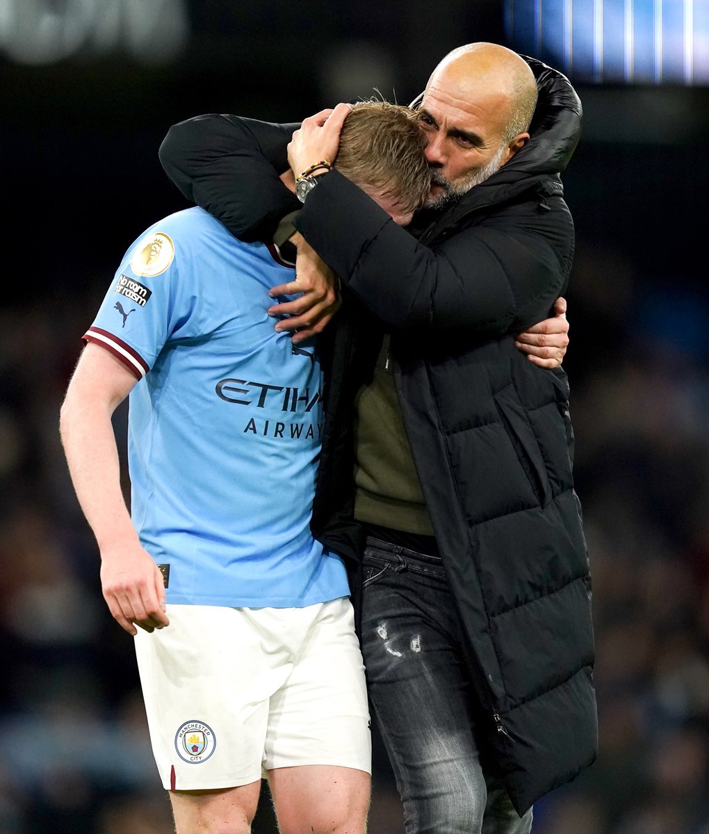 _BeFootball's tweet photo. Pep Guardiola sur le "tais-toi" de Kevin De Bruyne  :

« On se crie dessus et j’adore ça ! Parfois, dans certains matches, c'est un peu plat et moi j'aime cette énergie. Ce n'est pas la première fois. On ne le voit pas, mais il m'a souvent crié dessus à l'entraînement » https://t.co/66H6V2JiqM