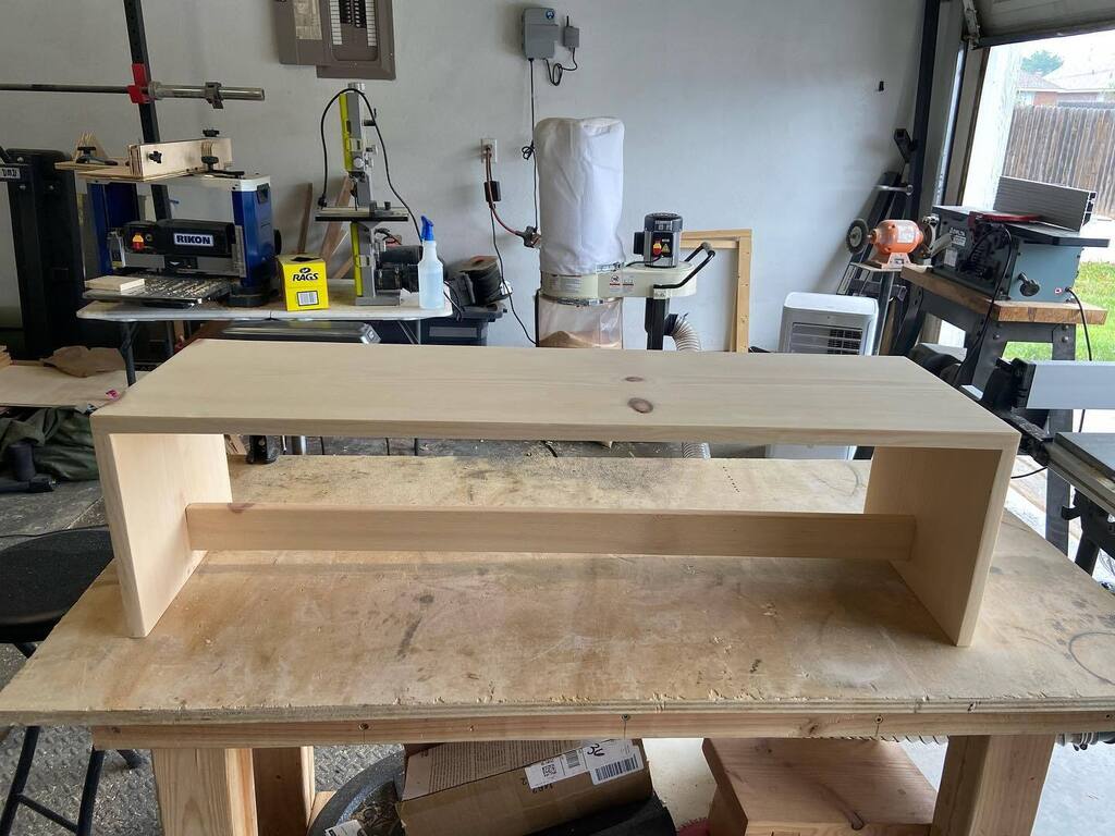 DiabLoco_'s tweet photo. Another plant bench for @amandajaneduran just needs finish. Weather isn’t helping I usually apply it outside in the driveway. 😂 https://t.co/BYxXYUqiwD https://t.co/Qk6iCfFyfU