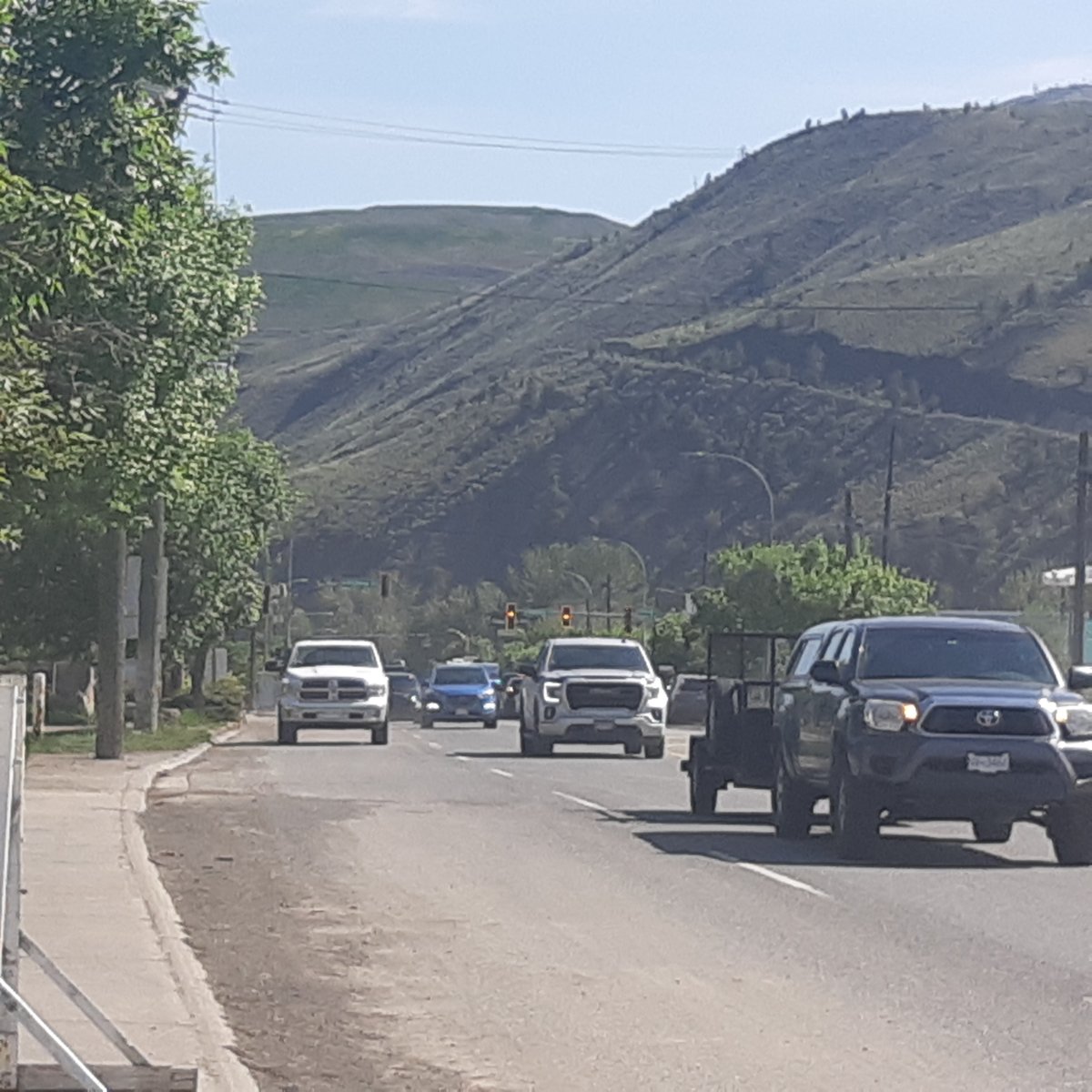 Full, four-lane traffic once-again flowing through Cache Creek ahead of the #longweekend.  #Kamloops 
lnkr.fm/T1yKz