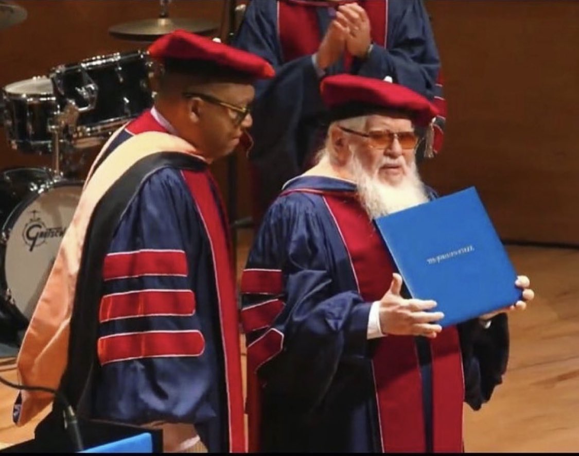 robertosimon's tweet photo. Hermeto recebendo de Wynton Marsalis o título de doutor honoris causa da Julliard School. Viva o Brasil! https://t.co/LkbwpS7Jmc