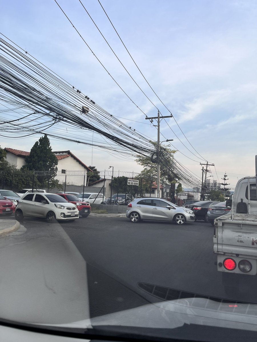 Karenyflores's tweet photo. Don Aldana… ¿podría cerrar este paso de 4:30-6:30 PM? 

Demasiado atraso genera. 

@AlcaldiaDCHN https://t.co/92RHUcE9PE