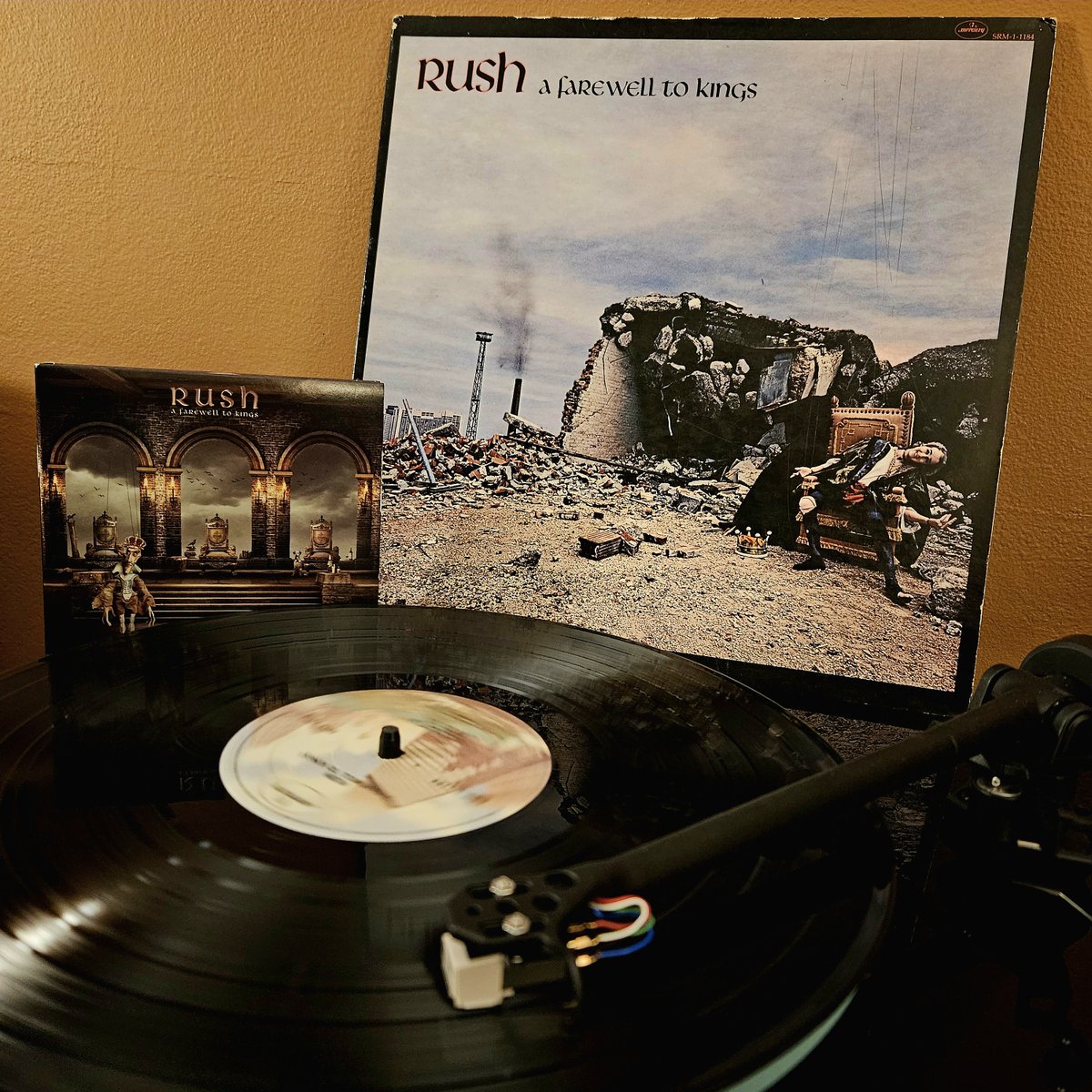 NOW SPINNING: Madrigal from A Farewell to Kings! 🐉🖊️⚔️🔦❤️

#NowSpinning #Rush #RushHasAssumedControl #RushFamily