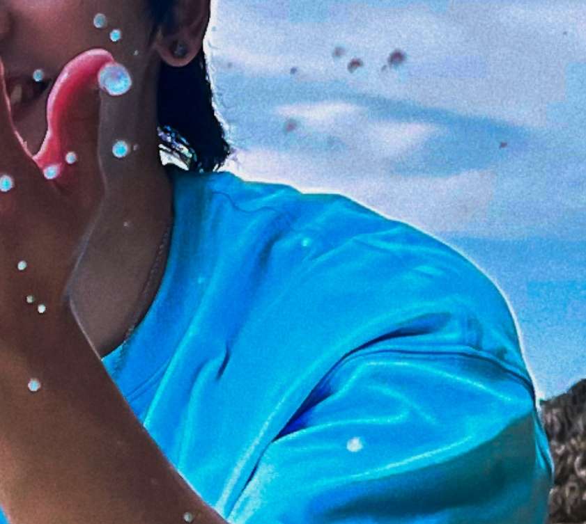 Some funny observations if you zoom in on the photos posted by this account. I encourage everyone to check for themselves for science.

What kind of magical green lighting is this? And the jagged pixels? 🤣🤣🤣