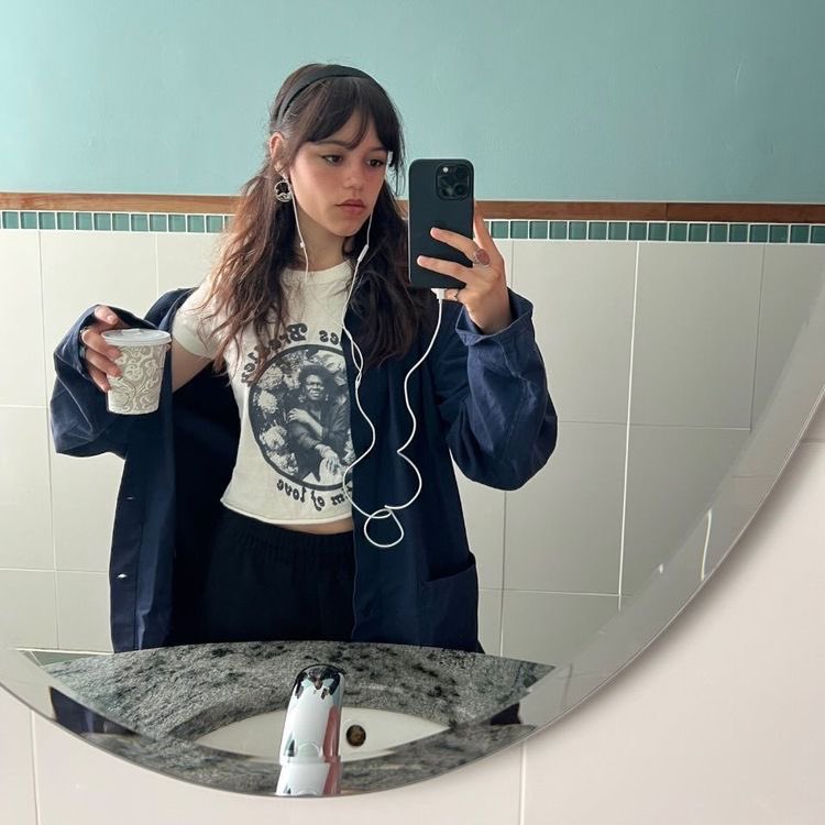 Jenna’s Bathroom mirror selfies hit different 
#jennaortega