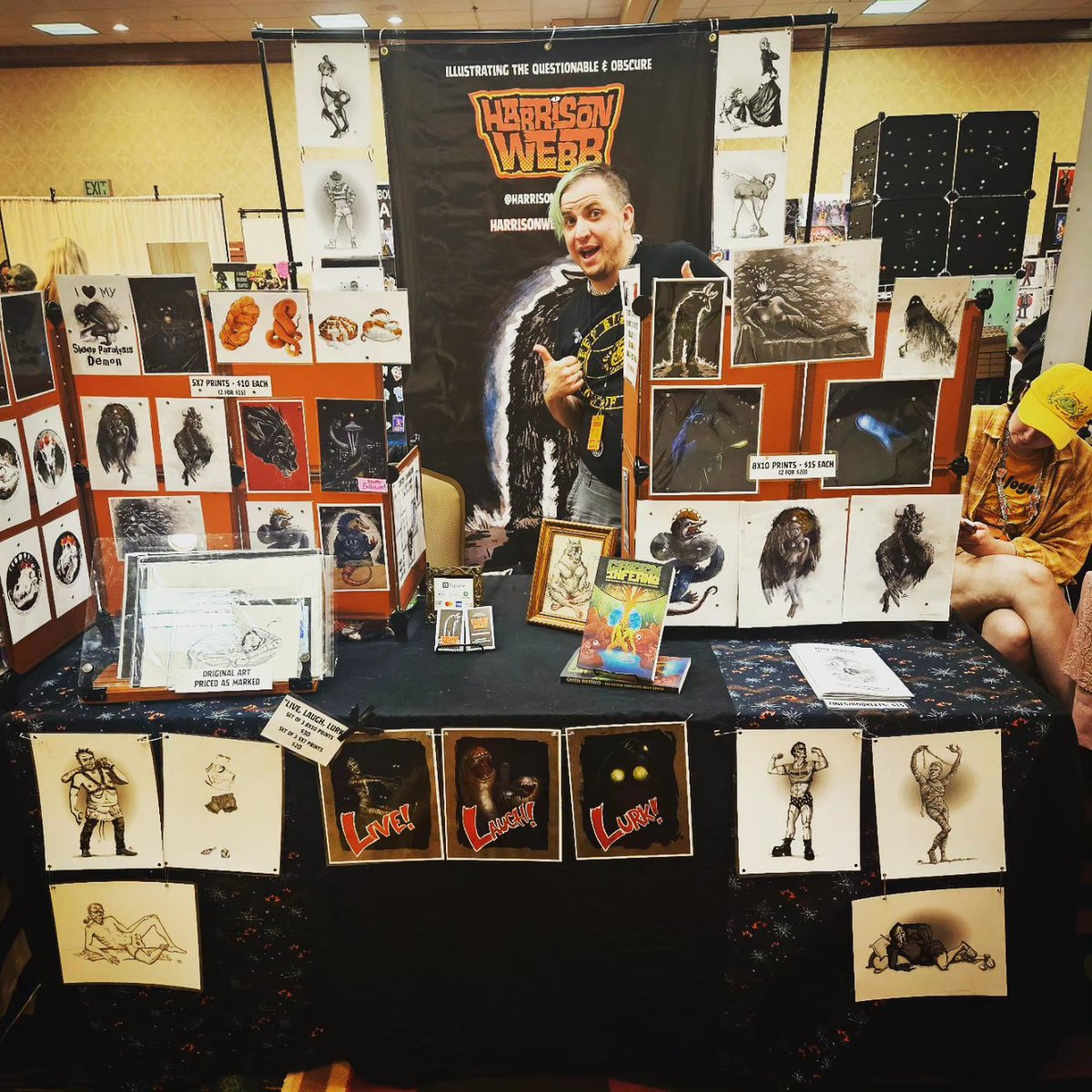 HarrisonWebbArt's tweet image. Hellooooooooo @crypticonseattle !!

#Crypticon #CrypticonSeattle #cryptidcoreaesthetic #weirdartwork #creepyartist #queerartist