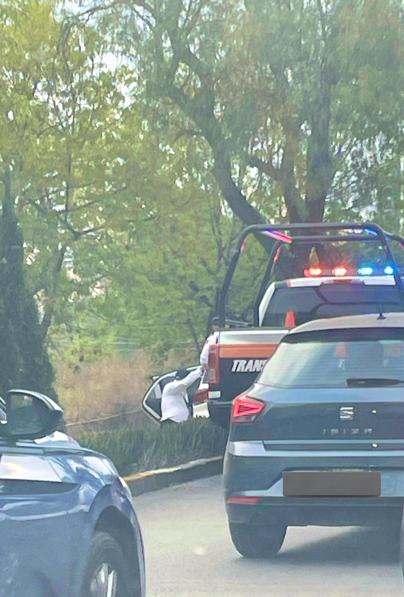 mAc00kiE's tweet photo. Accidente sobre Av. Lomas Verdes frente a la Acrópolis, transitó lento dirección presa Madin.  Cc. @trafico889 https://t.co/ycxklWYrAs