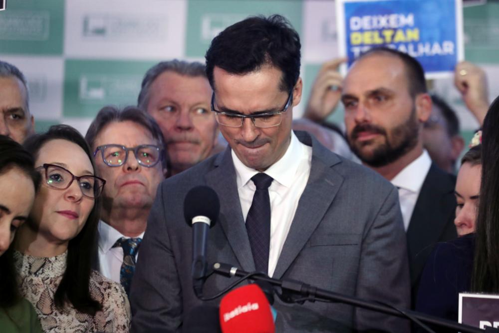 revistaforum's tweet photo. De volta à 13ª Vara

Cassado e sem foro, Dallagnol é intimado a prestar depoimento a juiz no caso Tacla Duran

Saiba mais: https://t.co/fnyoZiM81C https://t.co/Qcwq511ukD